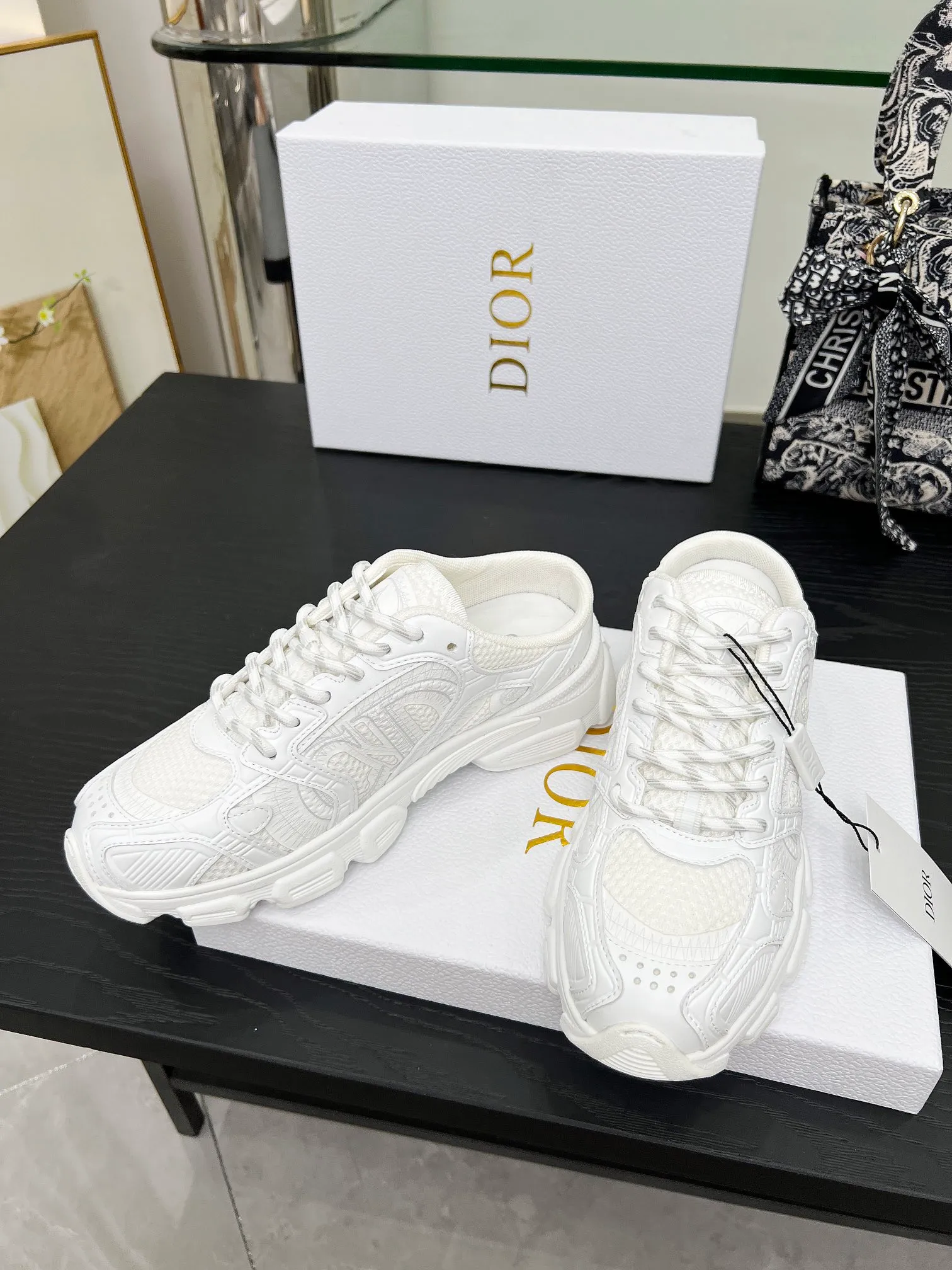 p560🐮🐮This Dior Chrono sports half slipper reinterprets running shoes with Dior's haute couture style. Gray mesh fabric is paired with tonal suede calfskin panels, the CD logo on the side, the star patch on the tongue and the Dior logo on the heel, all in classic fine detail. Featuring two-tone laces and a lightweight sole with star graphics, they can be worn year-round. Size: Women’s size 35-41 (35/42 can be customized) Men’s size 40-46 (men’s version is being printed) Color: 12 colors available